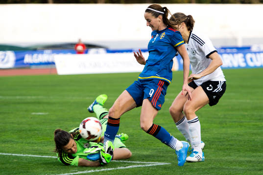 Sandvikens Kosovare Asllani oroar framför Tysklands målvakt Nadine Angerer och Annike Krahn