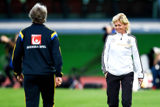 Sveriges förbundskapten Pia Sundhage och Tysklands förbundskapten Silvia Neid