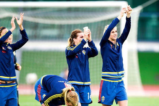 Sveriges Hanna Folkesson och Sofia Jakobsson tackar publiken
