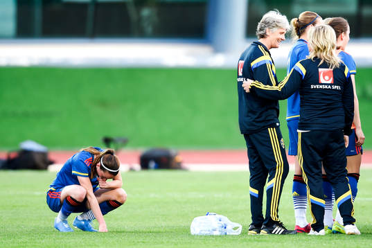 Sveriges Kosovare Asllani ser ut att ha ont bakom ryggen på förbundskapten Pia Sundhage