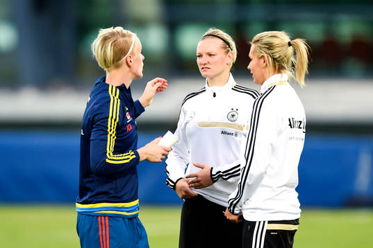 Sveriges Nilla Fischer pratar med Tysklands Alexandra Popp