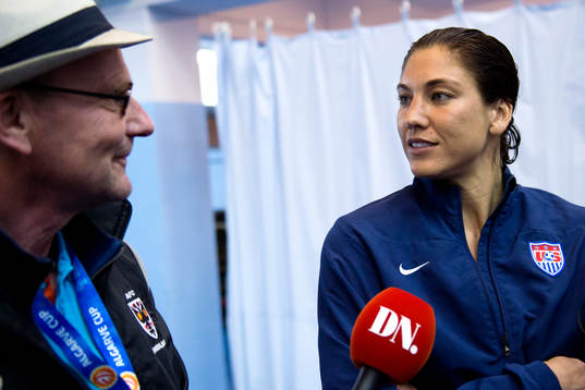 s målvakt Hope Solo blir intervjuad efter en fotbollsmatch i Algarve Cup mellan Norge och USA den 4 mars 2015 i Vila Real de Santo Antonio, Portugal.