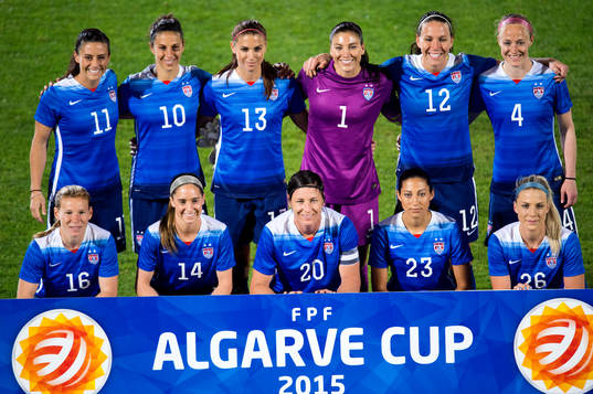 s startelva inför en fotbollsmatch i Algarve Cup mellan Norge och USA den 4 mars 2015 i Vila Real de Santo Antonio, Portugal. Ali Krieger, Carli Lloyd, Alex Morgan, målvakt Hope Solo, Lauren Holiday, Becky Sauerbrunn. Lori Chalupny, Morgan Brian, Abby Wambach, Christen Press, Julie Johnston.