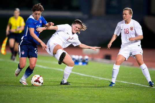 s Meghan Klingenberg i närkamp med Norges Solveig Gulbrandsen under en fotbollsmatch i Algarve Cup mellan Norge och USA den 4 mars 2015 i Vila Real de Santo Antonio, Portugal.