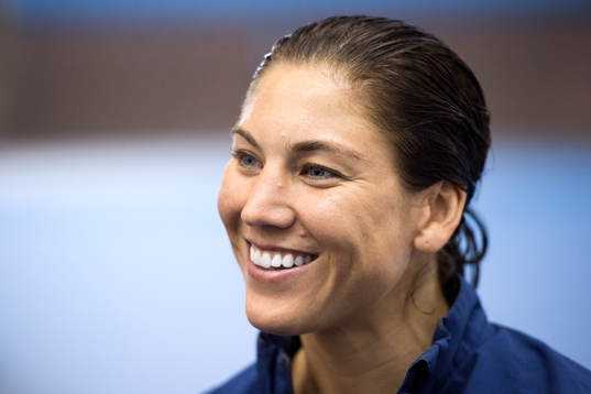 s målvakt Hope Solo blir intervjuad efter en fotbollsmatch i Algarve Cup mellan Norge och USA den 4 mars 2015 i Vila Real de Santo Antonio, Portugal.