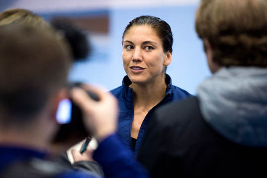 s målvakt Hope Solo blir intervjuad efter en fotbollsmatch i Algarve Cup mellan Norge och USA den 4 mars 2015 i Vila Real de Santo Antonio, Portugal.