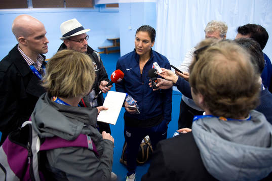 s målvakt Hope Solo blir intervjuad efter en fotbollsmatch i Algarve Cup mellan Norge och USA den 4 mars 2015 i Vila Real de Santo Antonio, Portugal.