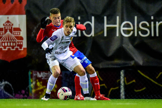 Helsingborgs Jordan Larsson och Syrianskas Victor Wernersson 