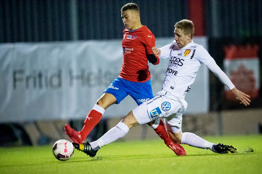 Helsingborgs Jordan Larsson i kamp med Syrianskas Victor Wernersson