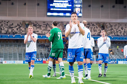 Norrköpings spelare med David Boo Wiklander längst fram tackar publiken