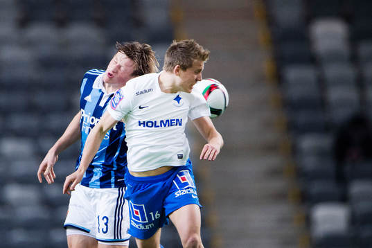 Djurgårdens Emil Bergström och Norrköpings Joel Enarsson i en nickduell