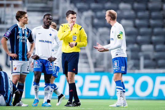Domare Bojan Pandzic pratar med Djurgårdens Jesper