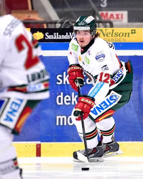 Frölundas Oscar Engsund med pucken