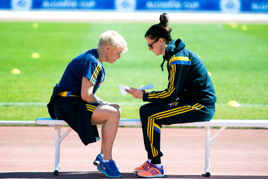 Mia Törnblom pratar med Sveriges Lotta Schelin  innan fotbollsmatch i Algarve Cup mellan Sverige och Brasilien den 6 mars 2015 i Lagos, Portugal.