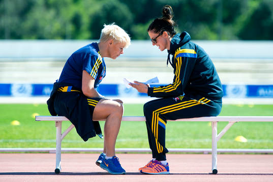 Mia Törnblom pratar med Sveriges Lotta Schelin  innan fotbollsmatch i Algarve Cup mellan Sverige och Brasilien den 6 mars 2015 i Lagos, Portugal.