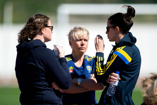 Mia Törnblom pratar med Sveriges Lotta Schelin  innan fotbollsmatch i Algarve Cup mellan Sverige och Brasilien den 6 mars 2015 i Lagos, Portugal.