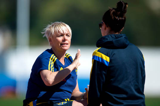 Mia Törnblom pratar med Sveriges Lotta Schelin  innan fotbollsmatch i Algarve Cup mellan Sverige och Brasilien den 6 mars 2015 i Lagos, Portugal.