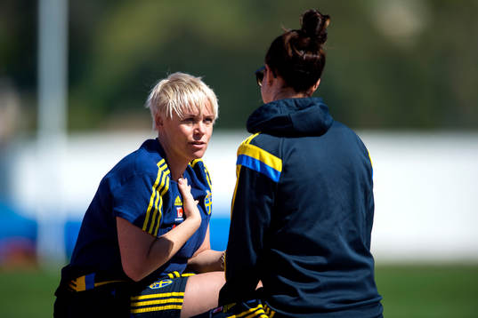 Mia Törnblom pratar med Sveriges Lotta Schelin  innan fotbollsmatch i Algarve Cup mellan Sverige och Brasilien den 6 mars 2015 i Lagos, Portugal.