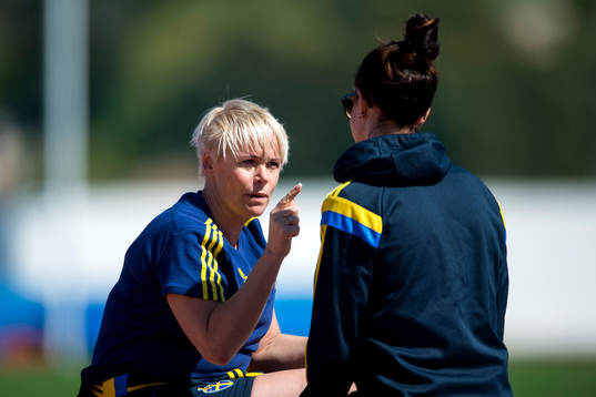 Mia Törnblom pratar med Sveriges Lotta Schelin  innan fotbollsmatch i Algarve Cup mellan Sverige och Brasilien den 6 mars 2015 i Lagos, Portugal.