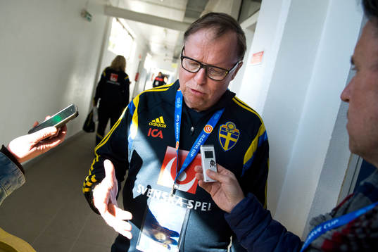 Sveriges läkare Yelverton Tegner blir intervjuad