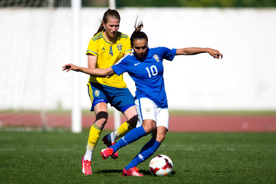 Sveriges Emma Berglund och Brasiliens Marta Silva