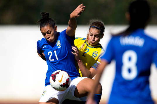 Brasiliens Beatriz Zaneratto i närkamp med Sveriges Charlotte Rohlin