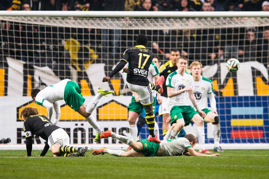 s Ebenezer Ofori skjuter under fotbollsmatchen i Svenska cupen mellan AIK och Hammarby den 7 mars 2015 i Stockholm.