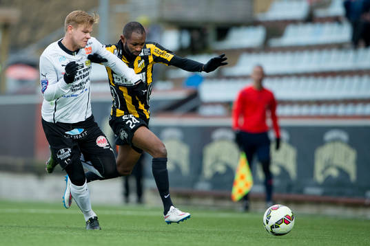Mjällbys David Löfqvist i kamp med Häckens René Makondele