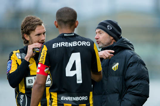 Häckens Simon Sandberg och Walid Atta lyssnar till tränare Peter Gerhardsson