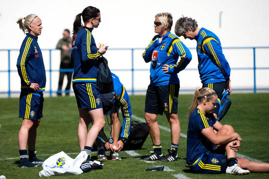Sveriges Caroline Seger och Lotta Schelin pratar med assisterande förbundskapten Lilie Persson och förbundskapten Pia Sundhage
