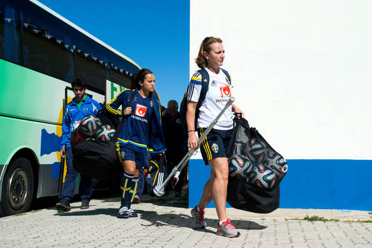 Sveriges Malin Diaz Pettersson och sjukgymnast Annica Näsmark anländer till en träning med det svenska landslaget i fotboll den 7 mars 2015 i Ferreiras.