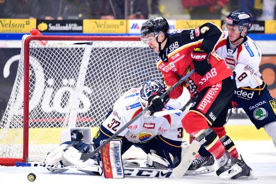 Luleås Johan Forsberg med pucken