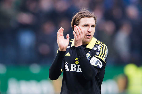 s Nils-Eric Johansson tackar publiken under fotbollsmatchen i Svenska cupen mellan AIK och Hammarby den 7 mars 2015 i Stockholm.