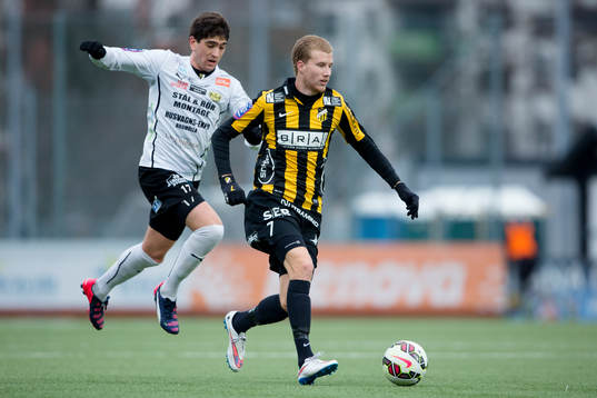 Häckens Simon Gustafson steget före Mjällbys Lukas Grill