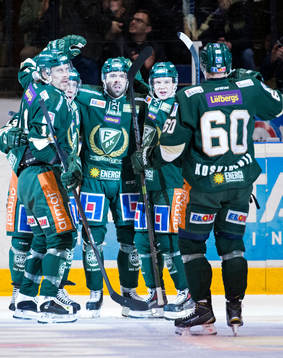 Färjestads Linus Persson gör mål 2-1 och firar