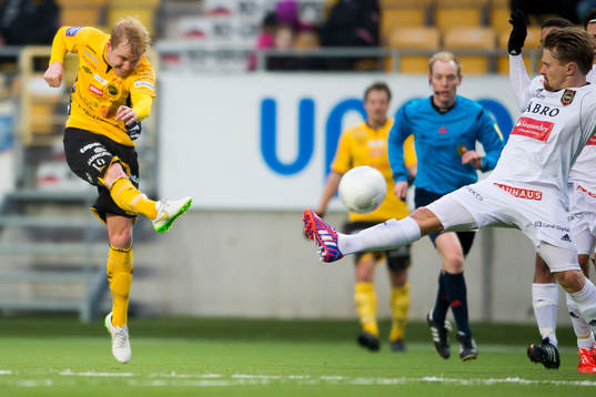 Elfsborgs Simon Lundevall skjuter i ribban