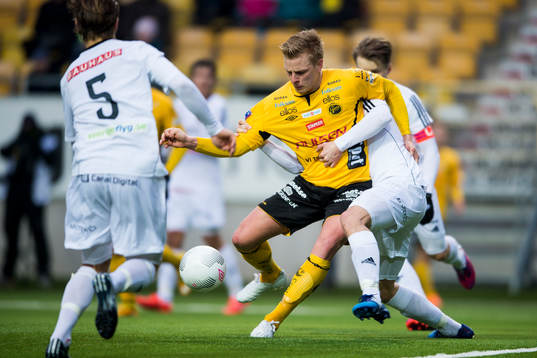 Brommapojkarnas Jacob Ortmark i kamp med Brommapojkarnas Nicklas Bärkroth (skymd)