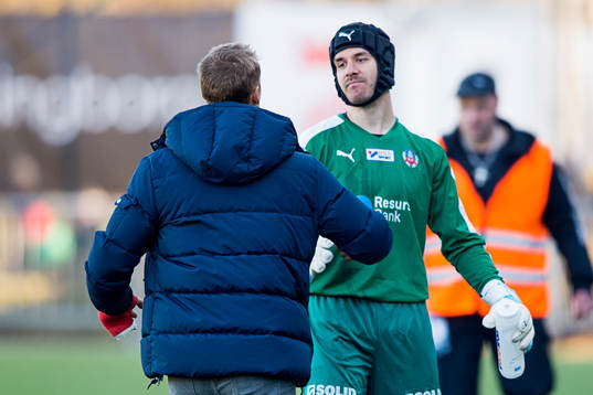 Helsingborgs målvakt Pär Hansson uppvaktar målvakt Matthew Robert Pyzdrowski
