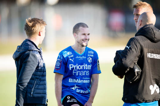 Halmstads Christoffer Andersson i samtal med sina gamla lagkamrater i Helsingborg
