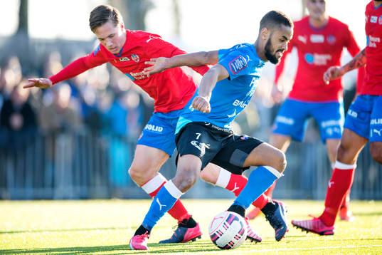 Helsingborgs Carl Johansson i kamp med Halmstads Junes Barny