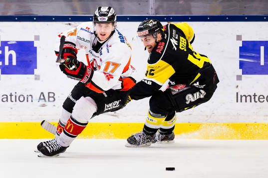 Karlskronas Joel Kellman i kamp om pucken med Västerås
