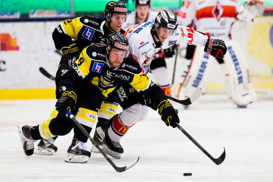 Västerås Jan Urbas i kamp om pucken med Karlskronas Erik