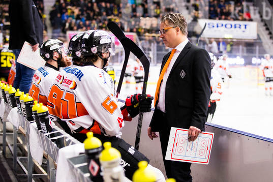 Karlskronas tränare Per Hånberg talar med spelarna