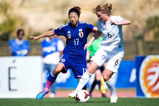 Japans Yuki Ogimi i närkamp med Frankrikes Amandine Henry