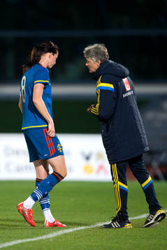 Sveriges Lotta Schelin pratar med förbundskapten Pia