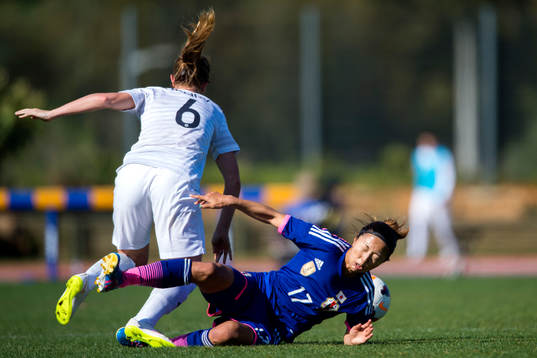 Frankrikes Amandine Henry i närkamp med Japans Yuki Ogimi