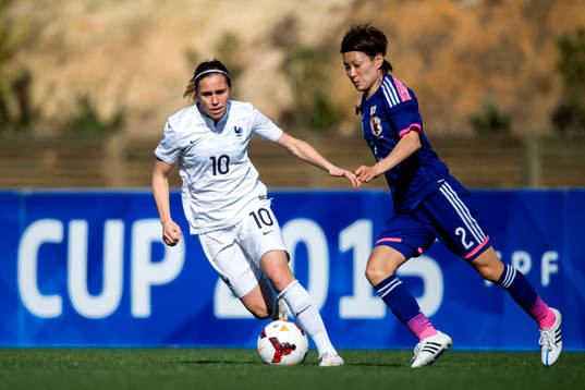 Frankrikes Camille Abily och Japans Yukari Kinga