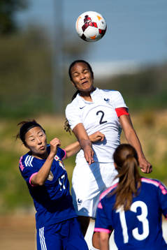Japans Yuki Ogimi i nickduell med Frankrikes Wendie Renard