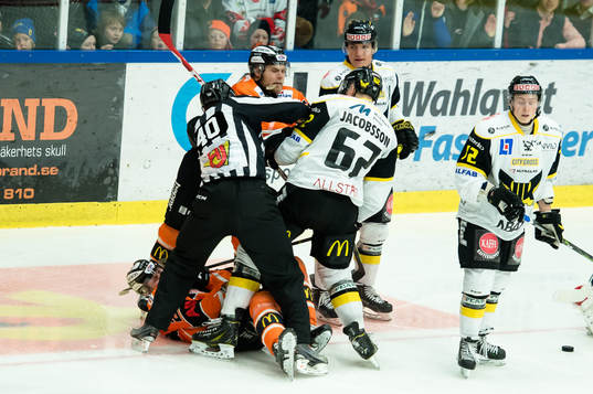 Karlskronas Mikael Kurki i ett bråk med Västerås Robin