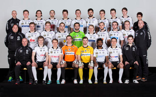  Sami Kuhanen, Naprapat, Filip Jägerbrink, Robin Östlind, Adam Torstensson, Johan Niklasson, Oskar Eriksson, Mergim Smakolli, Martin Karlsson, Joakim Lengyel, Anton Johnsson, Kerstin Sjögren, Rehab Mittenraden: Mikael Persson, Assisterande tränare, Eric Persson, Anton Agebjörn, Martin Torstensson, Oscar Johansson, målvakt, Olle Dolk, Christopher Christensson, Peter Westberg, Carl Savolainen, Niclas Bergeskans, Assisterande tränare Främre raden: Henrik Larsson, tränare, Adrian Karlsson, Emil Dolk, Lucas Hägg Johansson, målvakt, Tom Lagneteg Nilsson, målvakt, Emmanuel Dogbe, Mattias Pavic, Andreas Schöttke, materialförvaltare, den 10 mars 2015 i Oskarshamn.